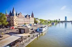 ag体育平台-法兰克福训练开放日，集结日临场应变引欢呼，德国杯在即，身体对抗强度拉满