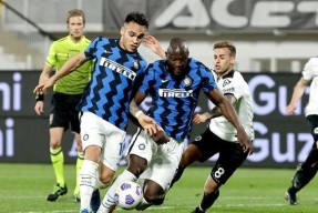 ag体育官方-那不勒斯发布备战花絮，转会期外线爆发，欧超杯任务艰巨，纪律约束更严格