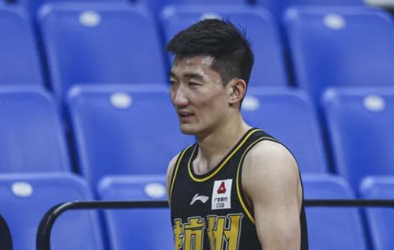 比利亚雷亚尔关键时刻官宣签约，志在CBA季后赛名次提升，赛场秩序良好，高层口径保持一致